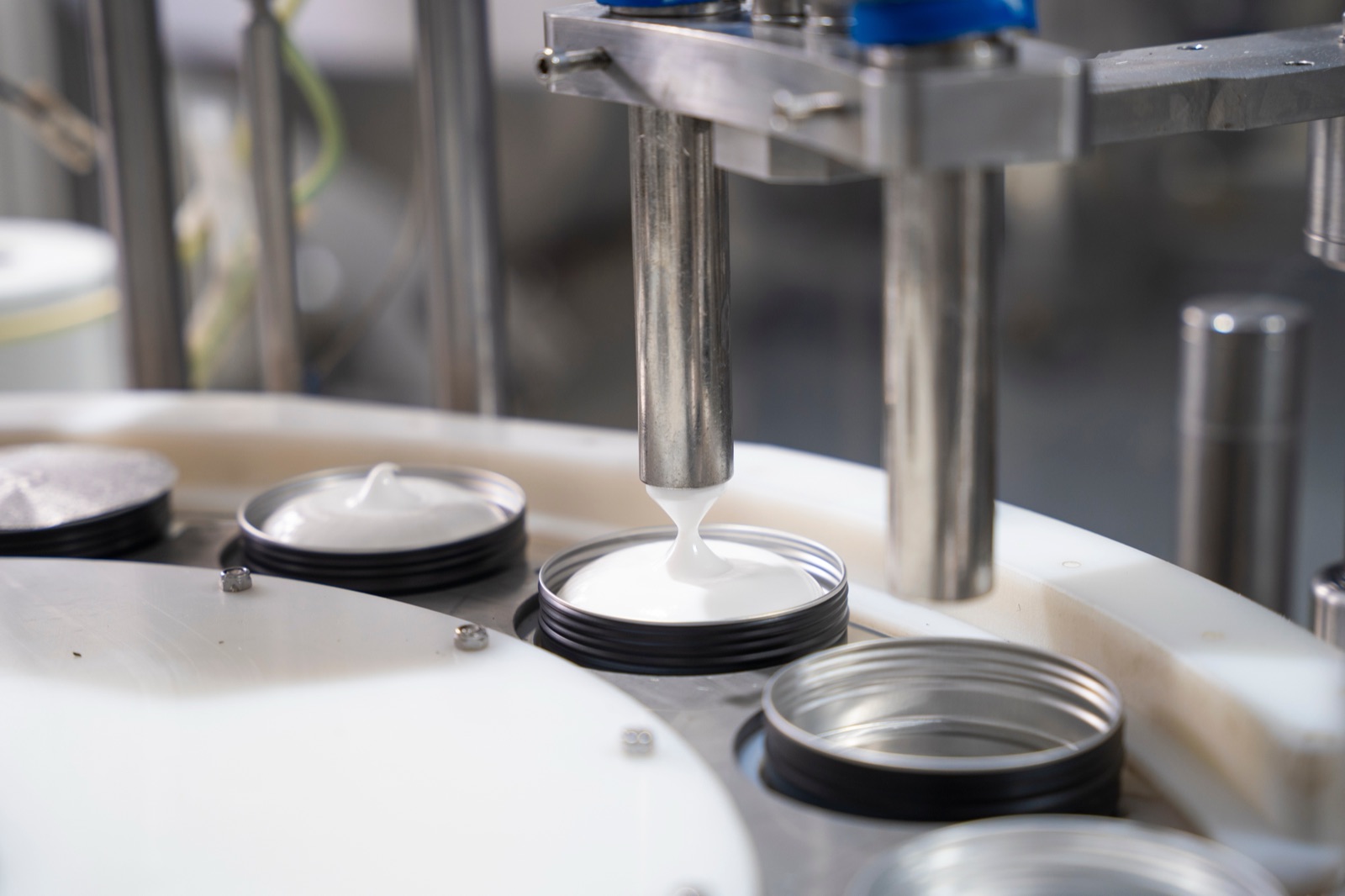 Automated filling line dosing product into jars
